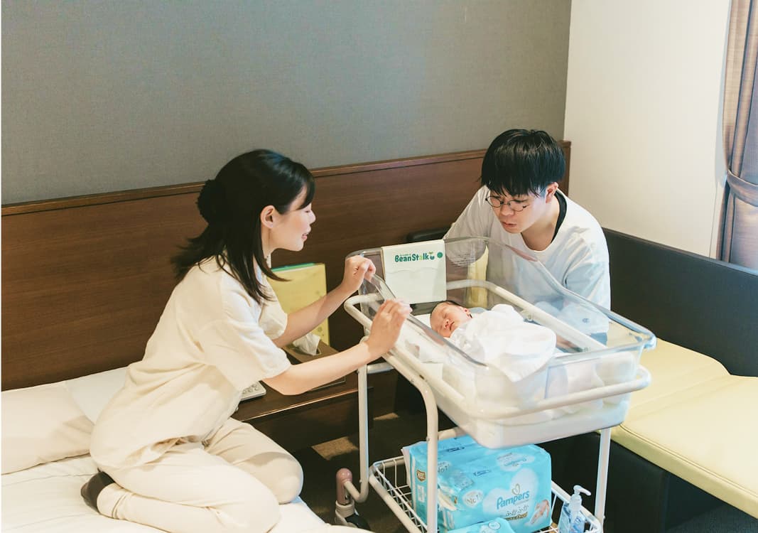 家族で過ごす入院室の様子